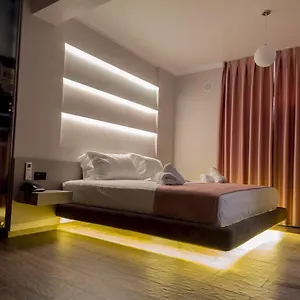 Otel Pandora, Tiran